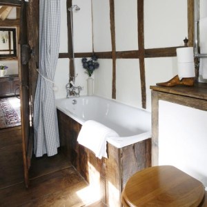 small-rustic-bathroom-with-beams